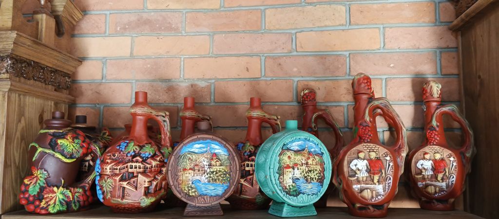 абхазское вино в кувшинах