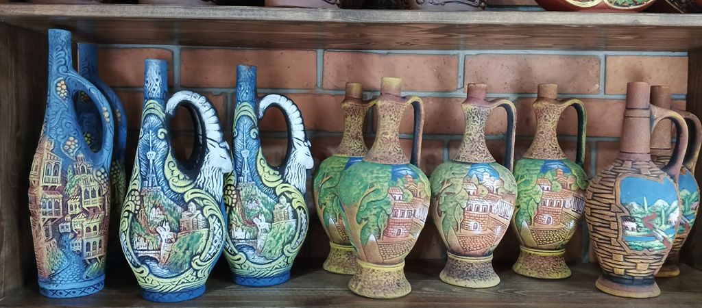 сувенирное вино в кувшинах